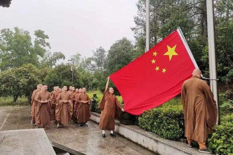 大张伟献声《热辣滚烫》，贾玲组团魔性辣舞